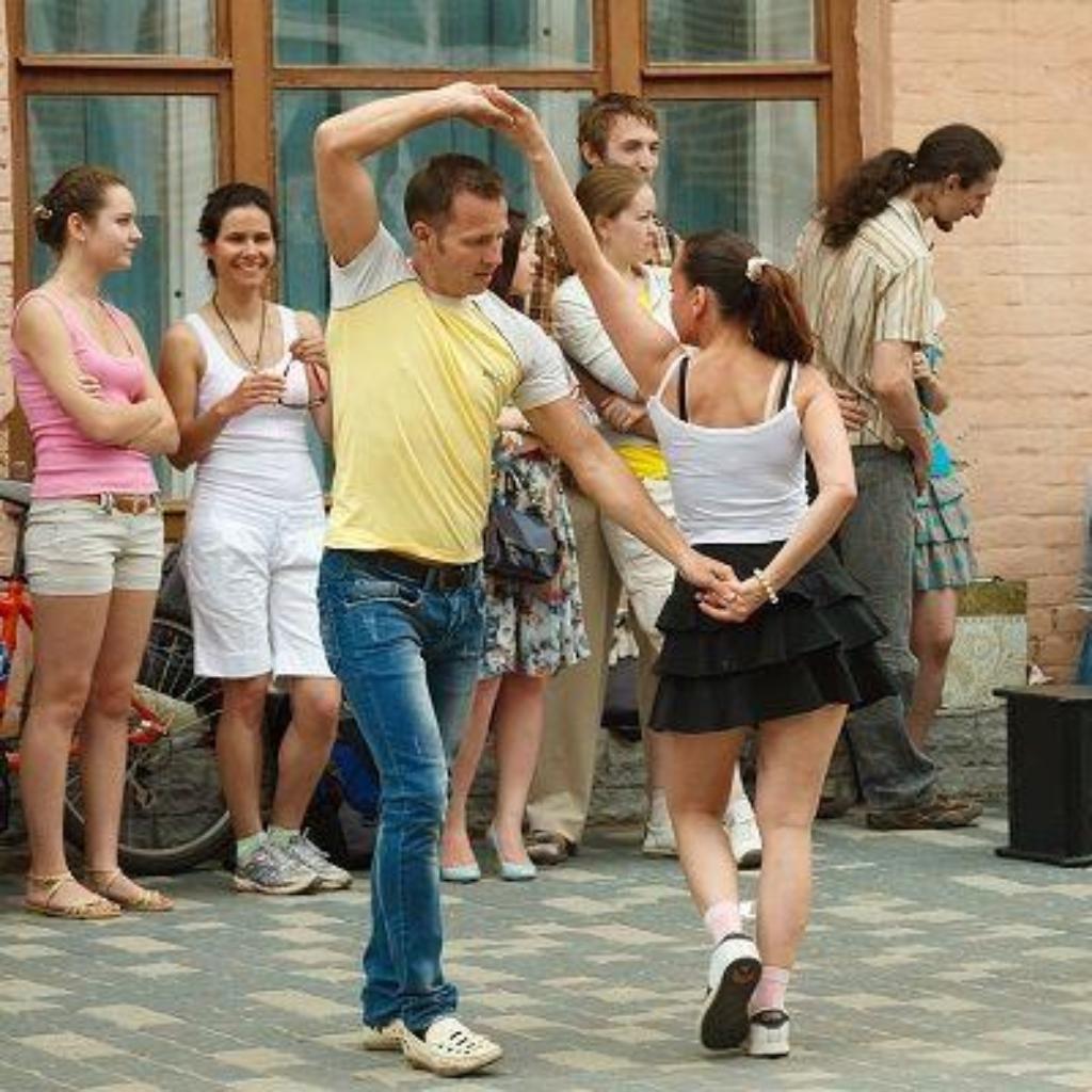 https://pixabay.com/de/photos/stadt-tanzen-t%C3%A4nzer-bachata-5213067/